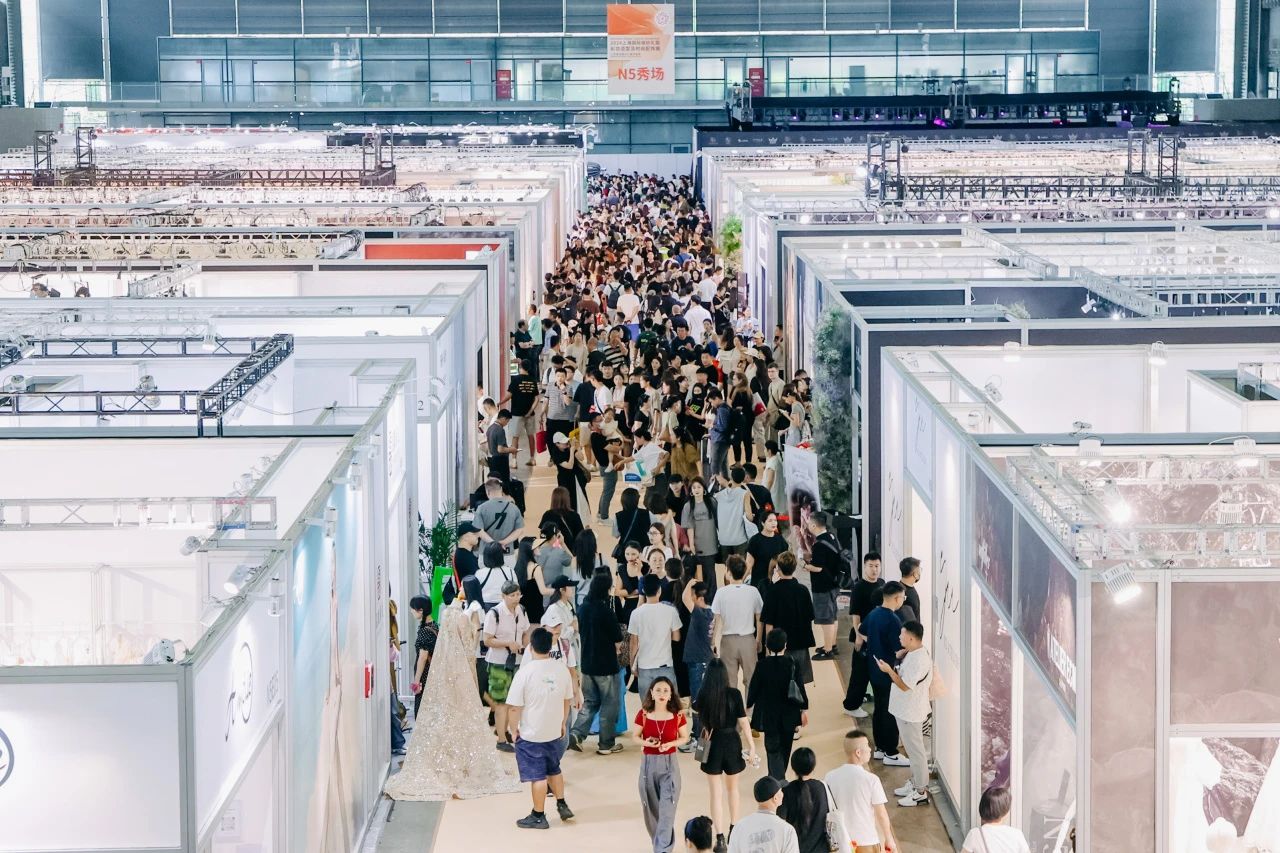 “蛇”来运转，2025上海国际婚纱糖心vlog时装周诚邀携手出圈